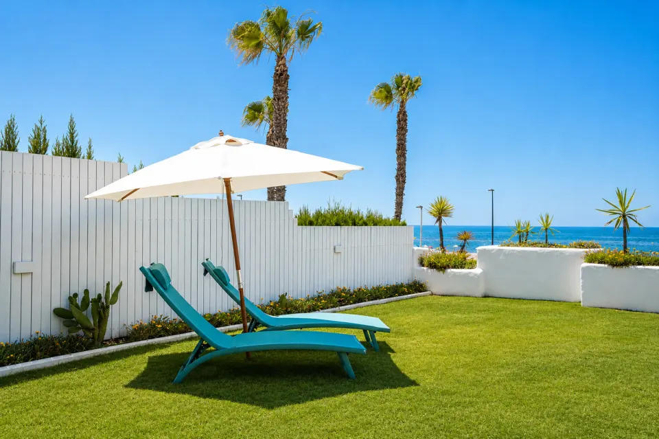 Garden with sunbeds and parasol facing the sea in Matalascañas